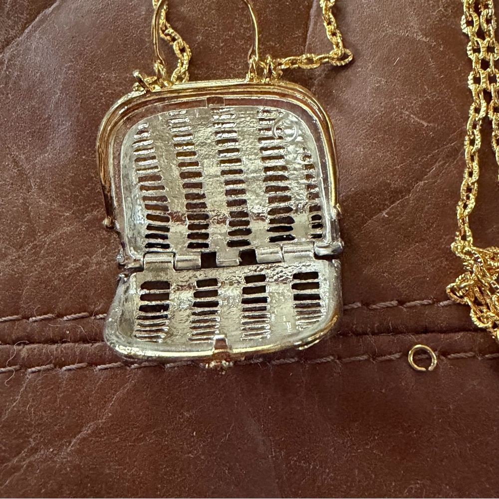 Beautiful pill box on a chain - Picture 4 of 5